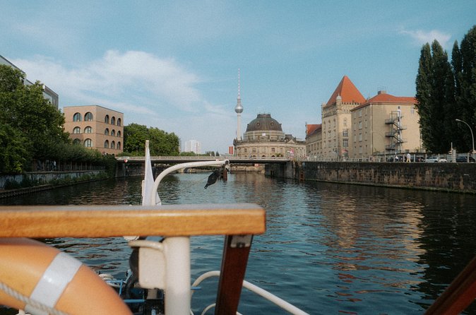 1-hour Sightseeing Boat Cruise Through Historic City Center - Regierungsviertel and Hauptbahnhof: where the modern meets the historic