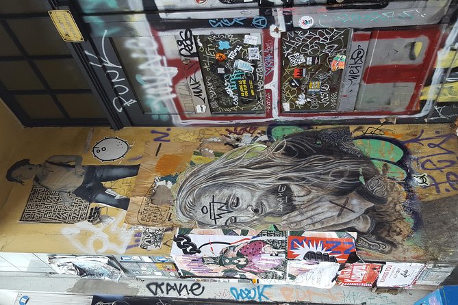 Alternative tour, History off the beaten path - Your guided route: the mix of Wall stories, squats, and odd corners