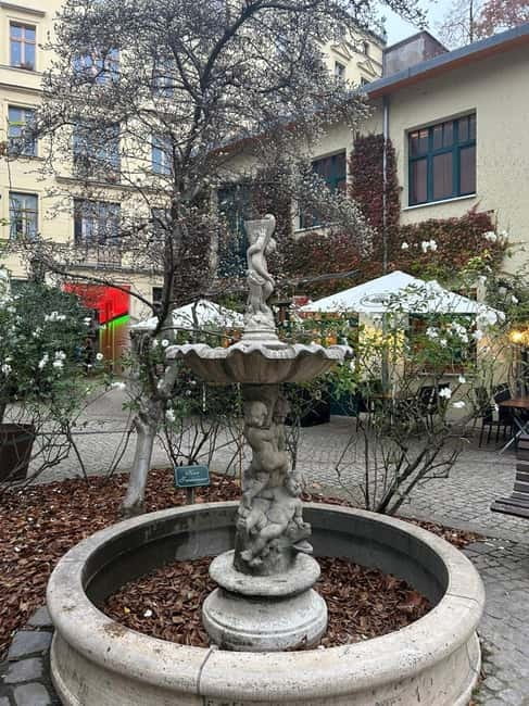 Alternative tour of Berlin in Spanish - Kreuzberg walk: Astronaut Cosmonaut and the war link