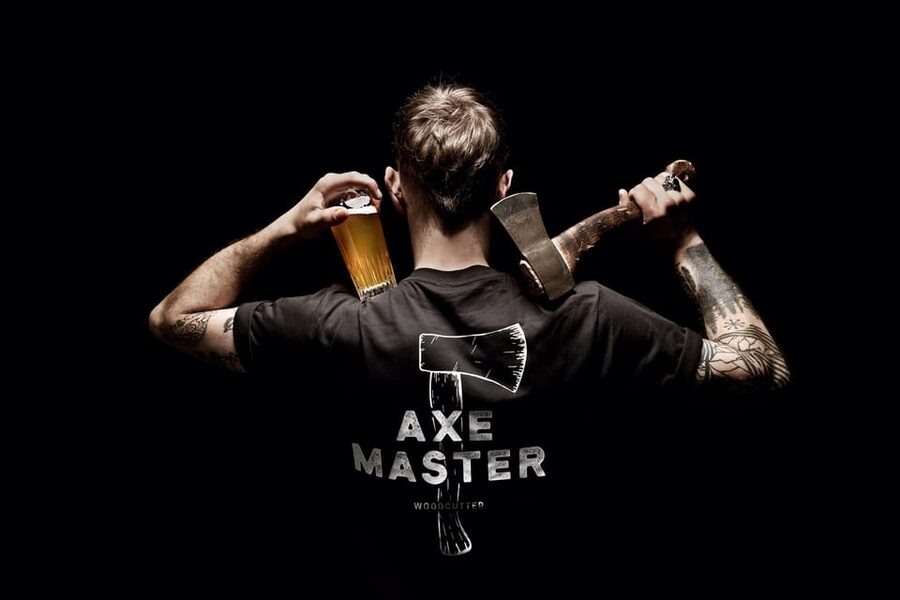 AXE THROWING EXPERIENCE IN BERLIN - Safety Rules and Staff Coaching You Can Count On