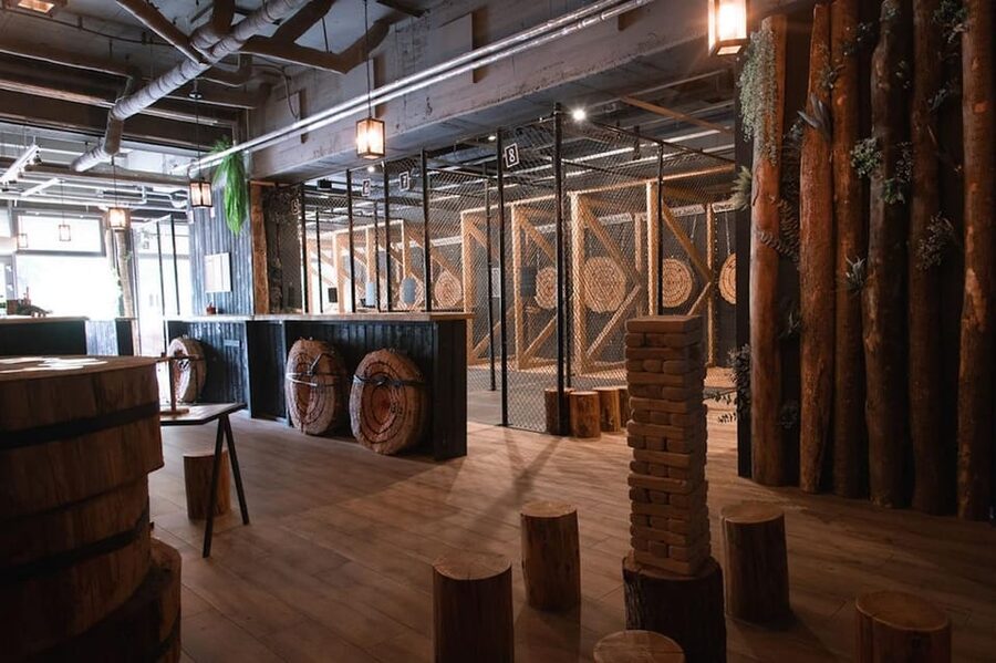 AXE THROWING EXPERIENCE IN BERLIN - Practical Tips: Shoes, Arrival Time, and Group Strategy