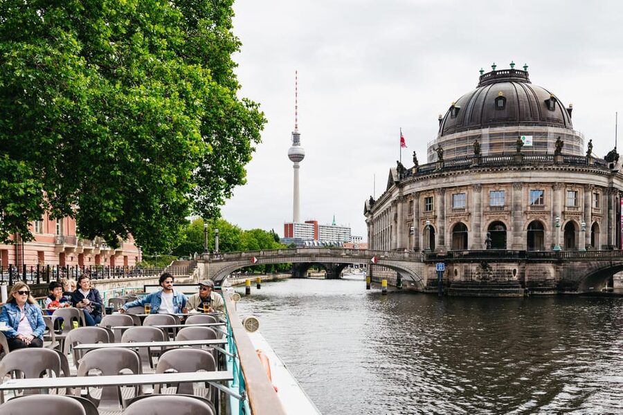 Berlin: 1-Hour City Sightseeing Cruise - A 1-hour Spree cruise that helps you orient fast
