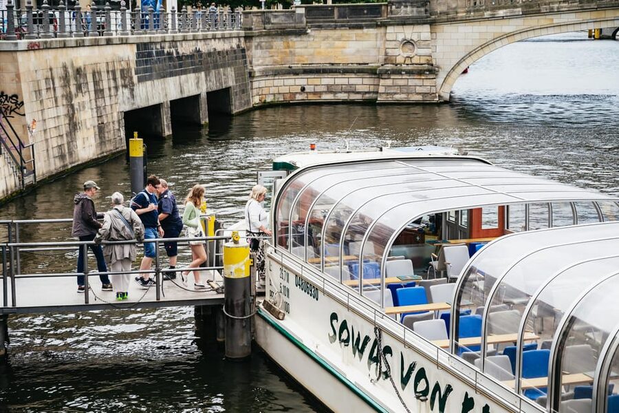 Berlin: 1-Hour City Sightseeing Cruise - Audio guide reality check: German/English speakers and other languages