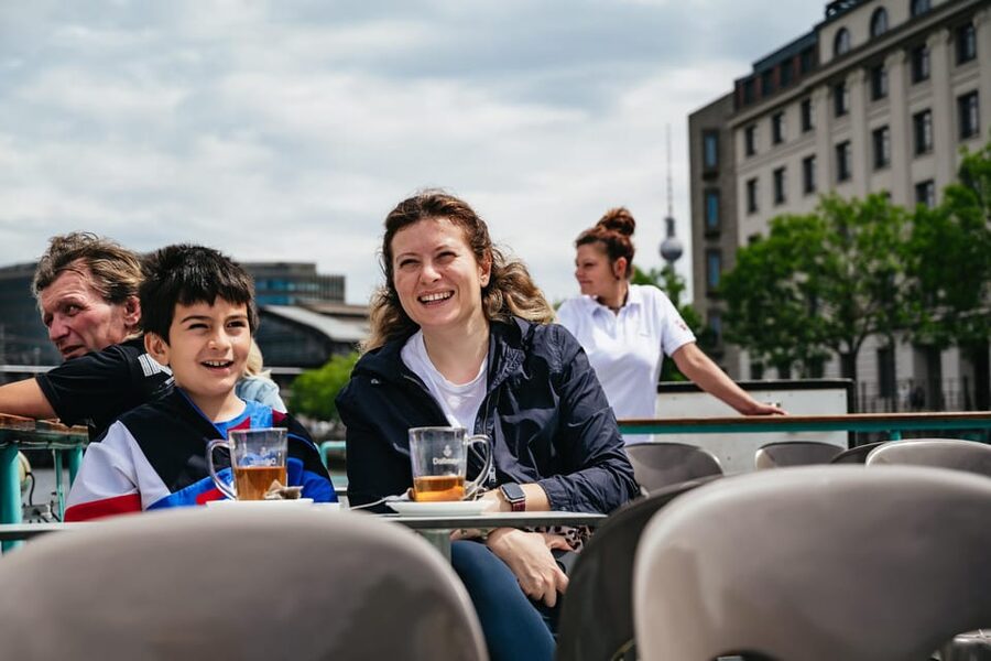 Berlin: 1-Hour City Sightseeing Cruise - Drinks onboard: a nice perk, with a cash-minded tip