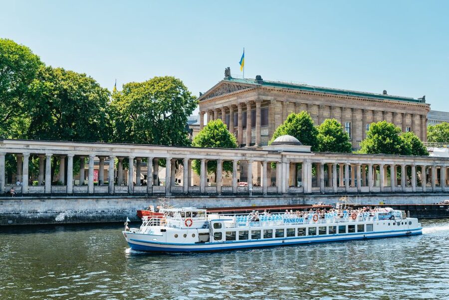 Berlin: 1-Hour City Tour by Boat with Guaranteed Seating - A one-hour Spree cruise that helps you place Berlin fast