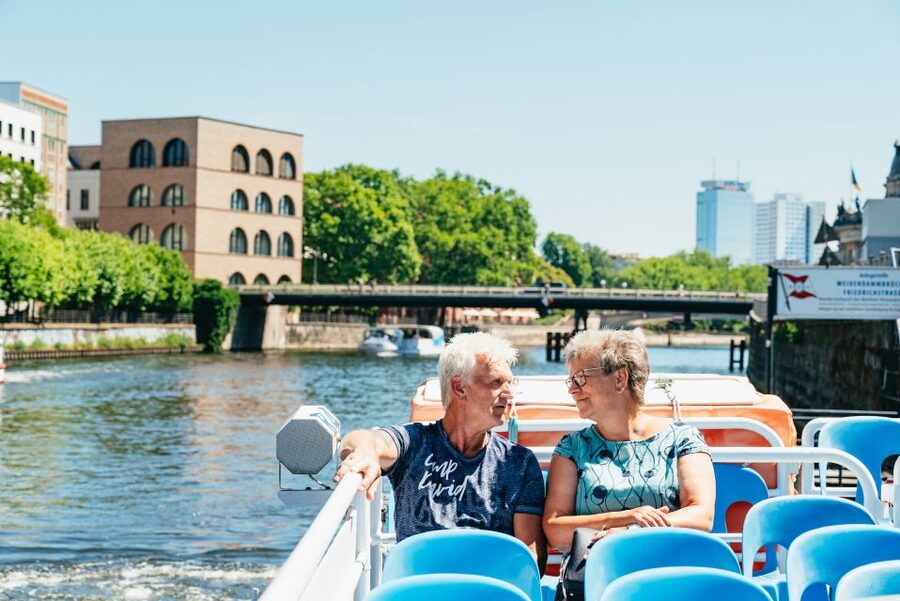 Berlin: 1-Hour City Tour by Boat with Guaranteed Seating - The route you’ll float: Reichstag, government quarter, and Haus der Kulturen der Welt