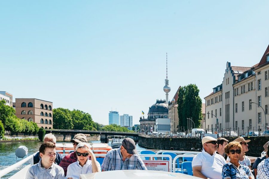 Berlin: 1-Hour City Tour by Boat with Guaranteed Seating - Landmarks to spot, plus the best “how to watch” strategy