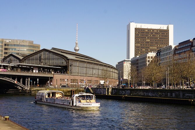 Berlin: 1-hr Boat Tour with Bilingual Live Guide (DE/EN) - A 1-hour Spree cruise that fits any Berlin day