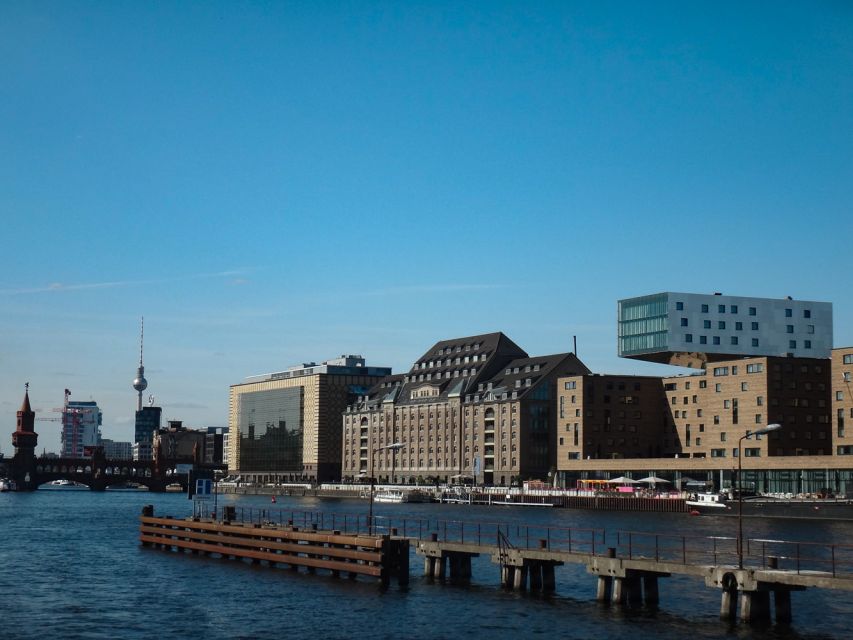 Berlin: 2.5-Hour East Side Boat Cruise with Commentary - Onboard Comfort, Drinks Service, and Best Places to Sit