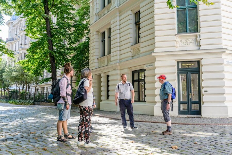 Berlin: 2.5-Hour Walking Tour through Kreuzberg 61 - Two start options: choose the vibe you want