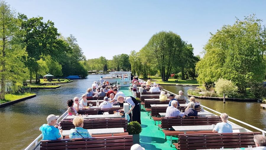 Berlin: 3.5-Hour Sightseeing Cruise on the Spree River - Through Charlottenburg Lock: the start that sets the tone