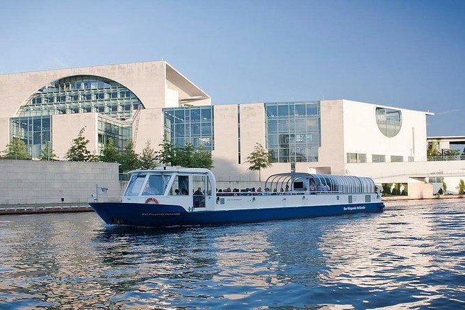 Berlin 3-Course Dinner Cruise - Service and Atmosphere: Relaxed, Romantic, and Not Too Big