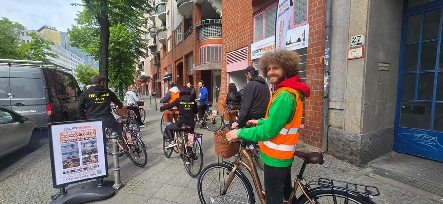 Berlin: 3-hour bike tour - A journey through time in the capital - Brandenburg Gate and Museum Island: the classic hits, handled with timing