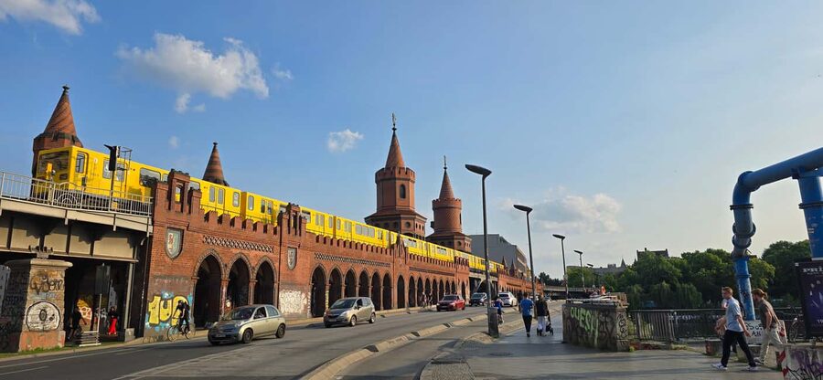 Berlin: 3-hour bike tour - A journey through time in the capital - Cold War start: from the regime’s aftermath to the memorial’s weight