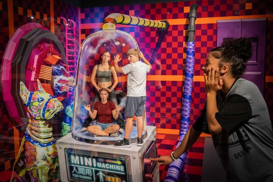 Berlin: 3D Trick Art Museum — Tickets - Air-conditioned comfort and on-site snacks: small logistics that matter