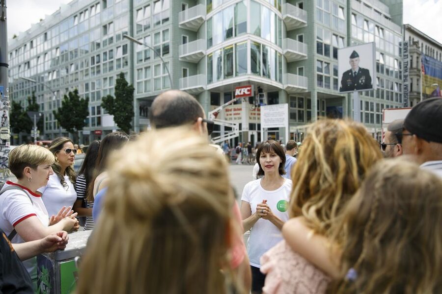 Berlin: 4-Hour Guided Highlights Tour in Spanish - Why Start at Alexanderplatz’s TV Tower and That Green-Flag Meet-Up?
