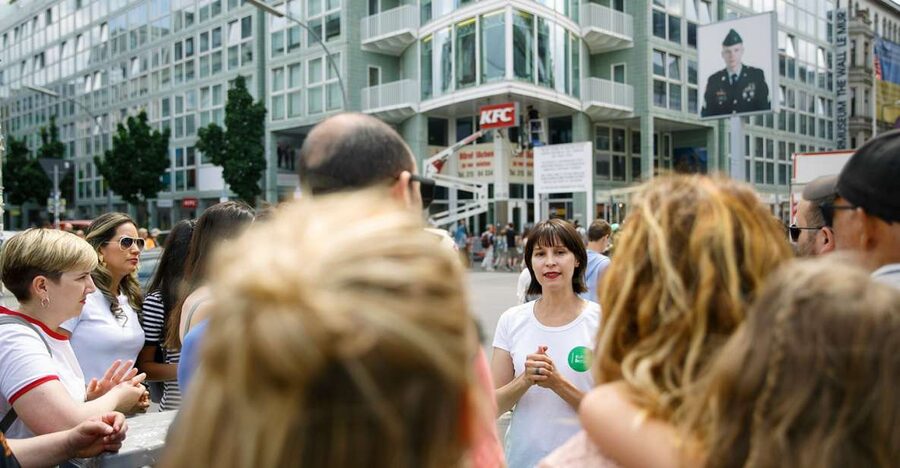 Berlin: 4-Hour Guided Highlights Tour in Spanish - Unter den Linden and Kaisers Avenue: The City’s Long Spine