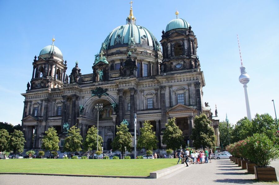 Berlin: 4-Hour Guided Highlights Tour in Spanish - Gendarmenmarkt: A Beautiful Square Break With Real Historical Contrast