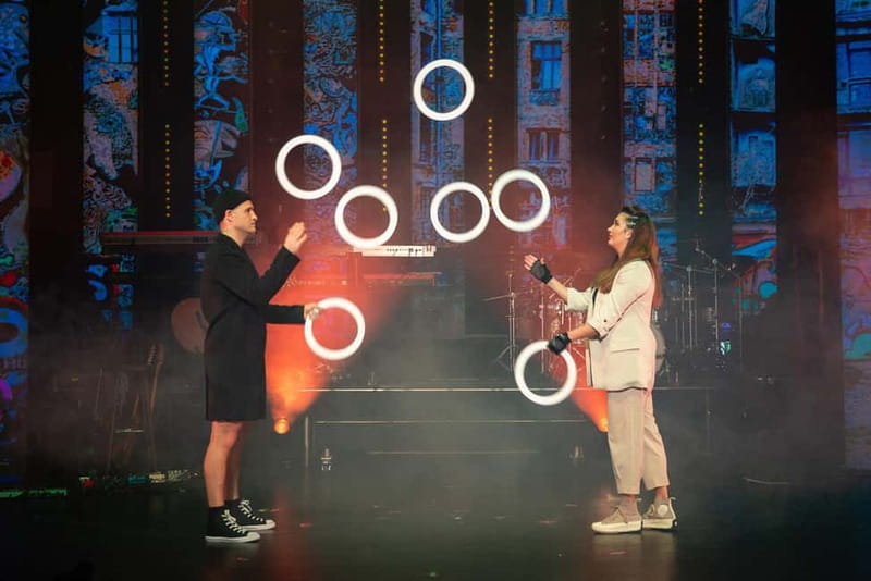 Berlin: "90s Forever - Hits & Acrobatics" - Varieté Show - 90s Forever in Berlin: music trivia meets full-body stage craft
