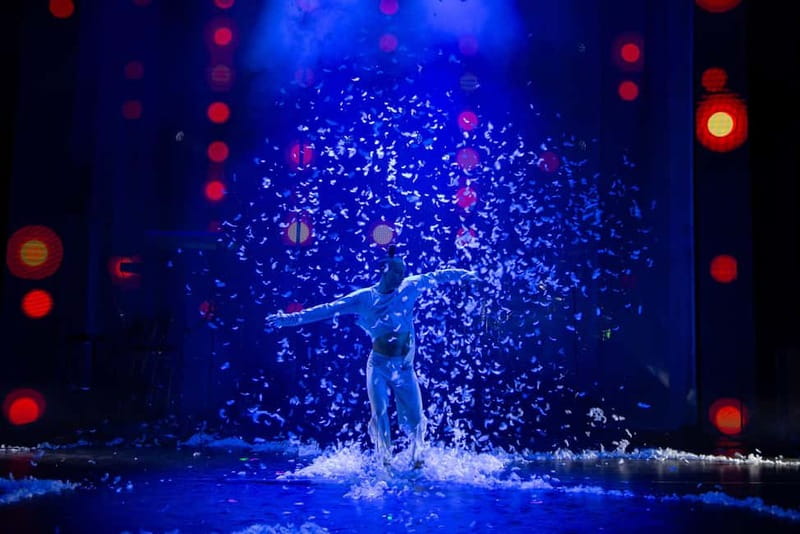 Berlin: "90s Forever - Hits & Acrobatics" - Varieté Show - Who this show fits best in Berlin