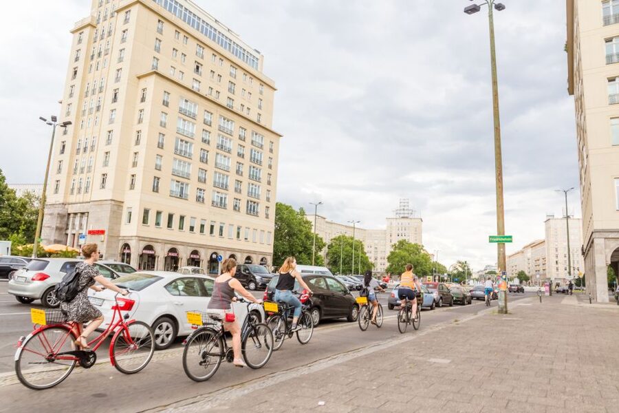 Berlin: Alternative Bike Tour of Kreuzberg & Friedrichshain - East Side Gallery and Oberbaumbrücke: Wall history from the saddle