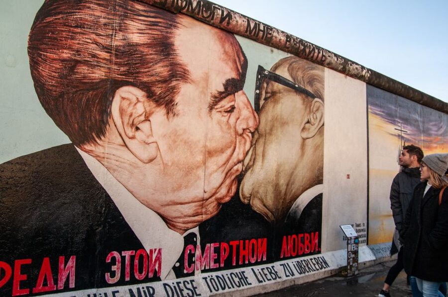 Berlin: Alternative Culture Walking Tour & Photoshoot - Key things to know before you go