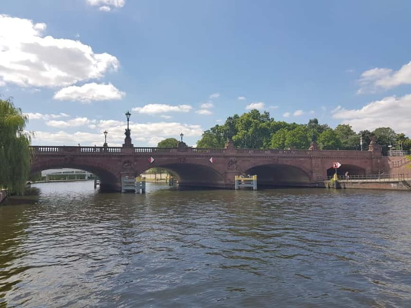 Berlin Beers & Battlefields Tour: War History & German Beer - Reichstag, Sinti and Roma Memorial, and Brandenburg Gate Stops