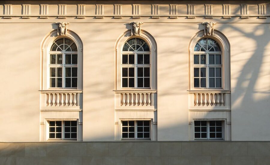 Berlin: Berlin Charité Guided History Tour - Outside views of Charité Bed House and campus reality checks