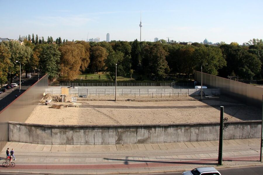 Berlin: Berlin Wall and the Cold War Walking Tour - The 15-Minute Transit Handoff (and Why It Matters)