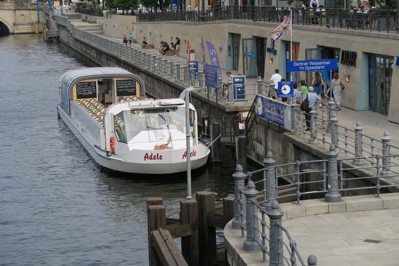 Berlin: Boat Sightseeing Cruise with Audioguide - What the German and English commentary actually does for you