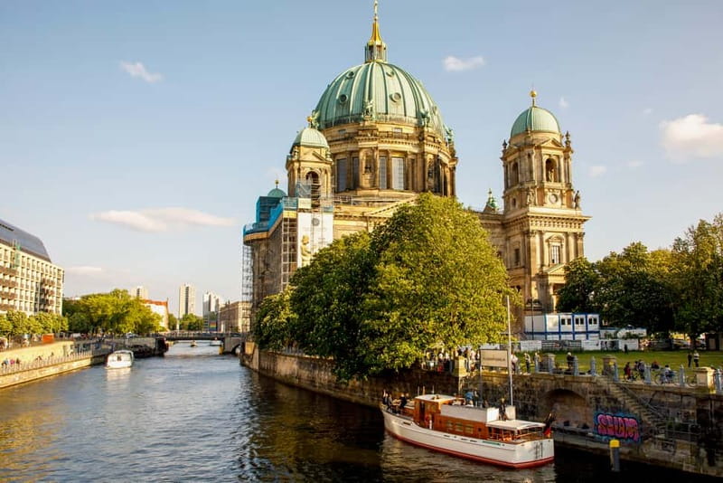 Berlin: Boat Sightseeing Tour on Electric Motor Yacht - Choosing your seat: sun, shade, and the “hear the guide” factor