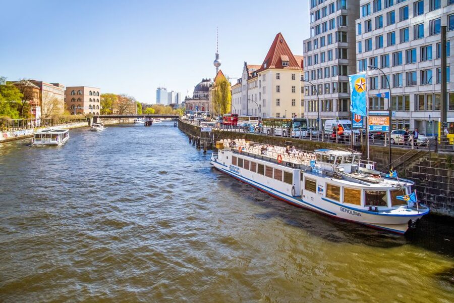 Berlin: Boat Tour Along the River Spree - Government district views: Chancellery, Bellevue Palace, and the Victory Column