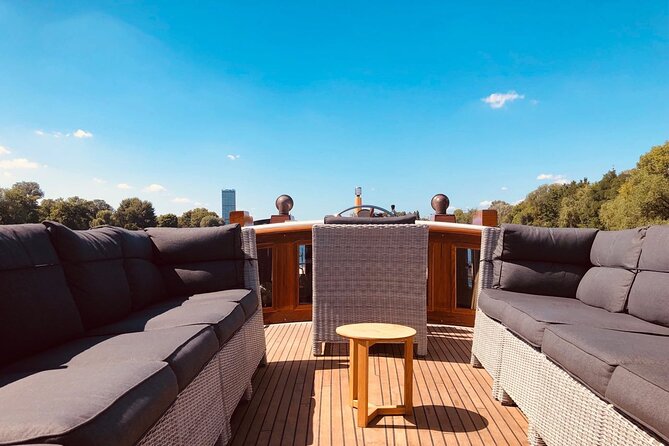 Berlin Boot Sightseeing Tour on Electric Private Yacht - Meeting at FLAGSHIP.BERLIN by the Berliner Dom pier