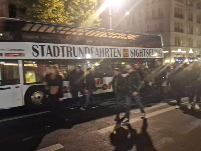 Berlin: Bus Tour by Night with Live Commentary - Hauptbahnhof, Schloss Bellevue, and Siegessäule Along the Way