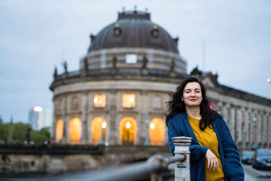 Berlin by Night: Private Photoshoot at Illuminated Cityscape - The posing style: natural, supportive, and a little flexible