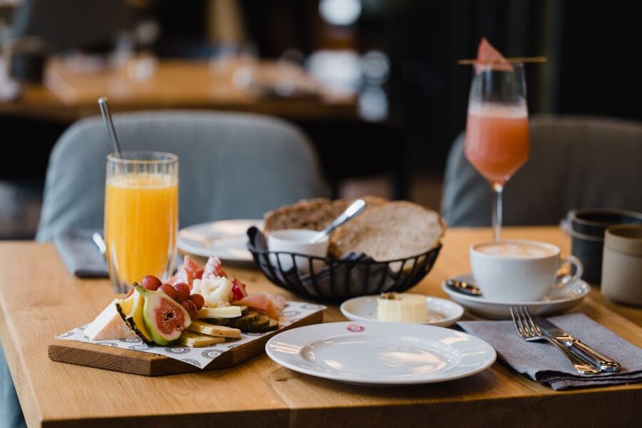 Berlin: Champagne Fine Dining Breakfast in Kreuzberg - Kreuzberg morning, Champagne on board at Frühstück 3000