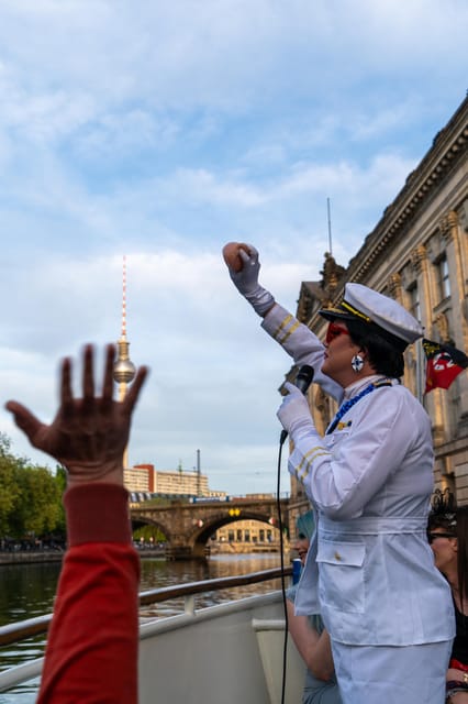 Berlin: Christmas cruise on the Spree with drag queen Audrey. - Before you go: practical tips that actually help