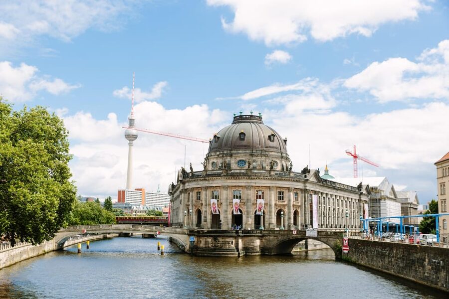 Berlin City Bike Tour with Beer Garden Stop - Brandenburg Gate, Museum Island, and Gendarmenmarkt: Big Names, Real Context