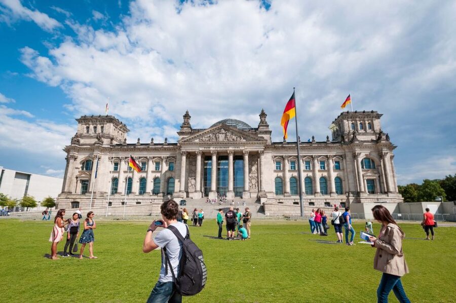 Berlin: City Center Walking Tour - How the guides shape the experience (German, with question time)