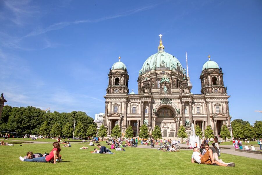 Berlin: City Center Walking Tour - World Clock and the Fernsehturm: your orientation in the first minutes