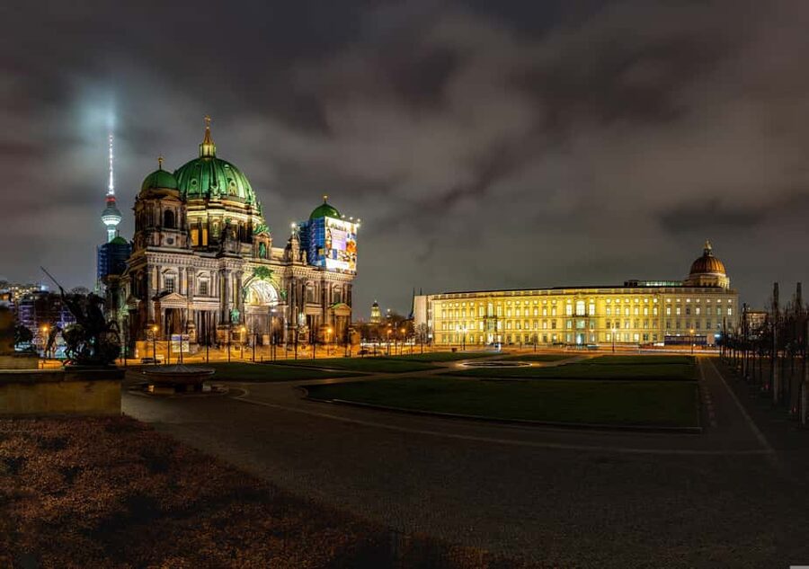 Berlin: City tour at night with illuminated sights - Why Berlin Looks Better After Dark