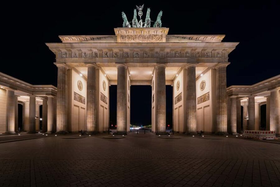 Berlin: City tour at night with illuminated sights - Meeting at Potsdamer Platz by the Berlin Wall Remains