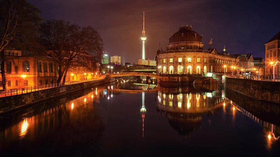 Berlin: City tour at night with illuminated sights - Gendarmenmarkt: A calmer, more atmospheric evening stop