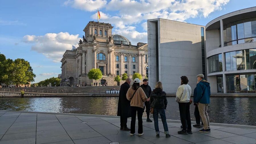 Berlin City walk Government District and Places of Democracy - East-West Berlin stories along the Spree and beyond