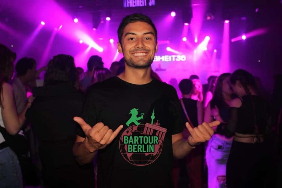 Berlin Club Culture: Experience 3 Iconic Clubs in One Night - The walkable 3-club route (330 minutes) that keeps your night smooth