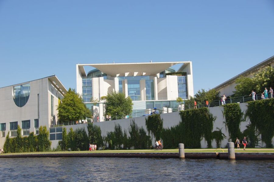 Berlin: Dinner Cruise on the Spree with Prosecco - Route highlights: Alexanderplatz to Bellevue Palace from the Spree