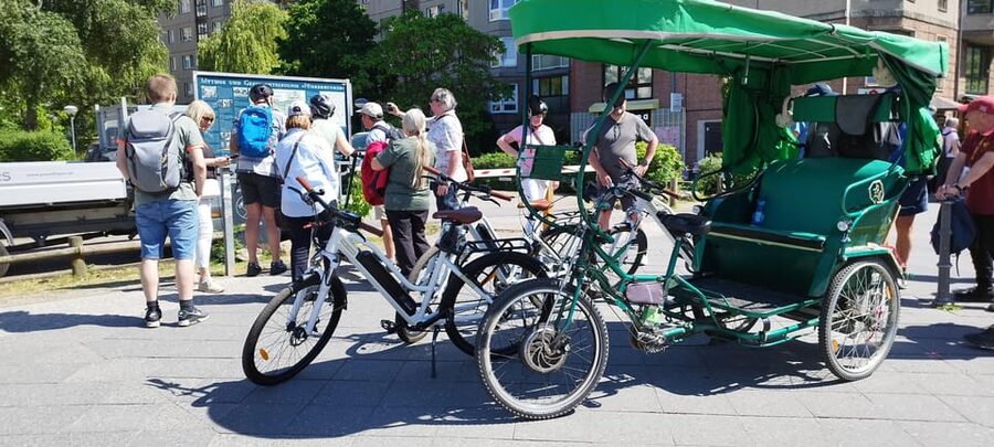 Berlin (E)Bike Tour Historical Highlights in Small groups - E-Bikes and Rickshaws: How the Tour Keeps Mixed Groups Together