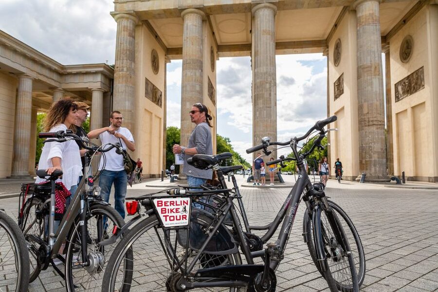 Berlin: E-Bike Tour of the Berlin Wall and Mitte Highlights - Mitte’s core landmarks: Charité, Reichstag, Brandenburg Gate, and Tiergarten