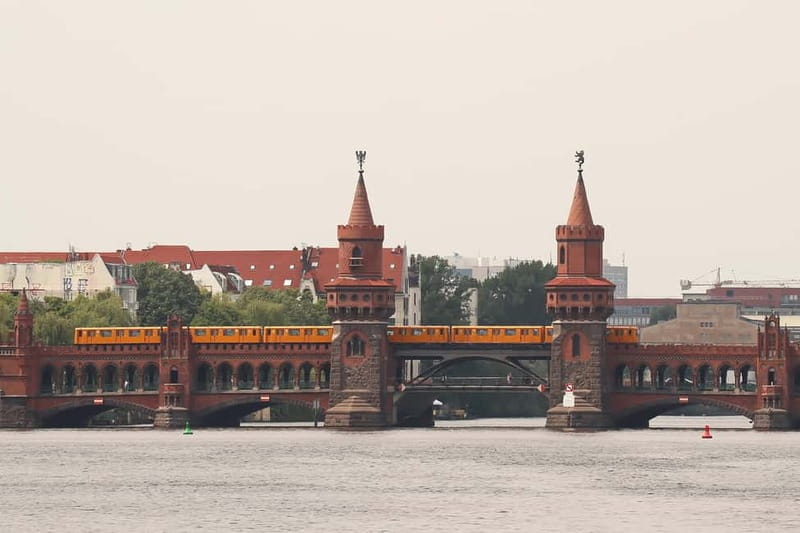 Berlin: East Side Gallery Spree Cruise in a Solar Catamaran - Solar catamaran calm on the Spree in 2 hours