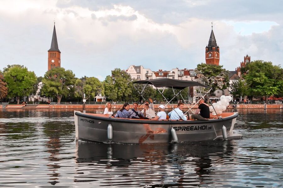 Berlin: Electric Boat Rental for self-driving 2 hrs - A Berlin boat trip that shifts your brain into vacation mode